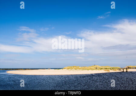 Blick auf Sandy Ost Strand und Dünen auf lossie Flussmündung von Meer, an der Küste von Moray Firth. Lossiemouth, Moray, Schottland, Großbritannien, Großbritannien Stockfoto