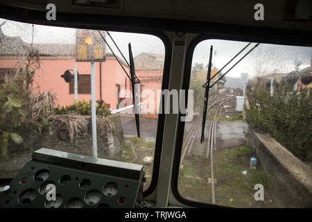 Die Circumetnea Eisenbahn langsam links die Sicilean Städte Catania und Giarre/Riposto durch ein 950-mm-Spur, die rund um den Ätna Vulkan geht. Stockfoto