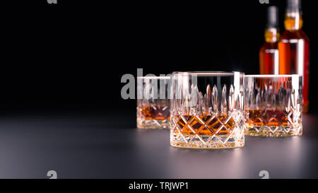 Starke alkoholische Getränke, Gläser und Brillen, in Anwesenheit von Whiskey, Wodka, Rum, Tequila, Weinbrand, Cognac. auf dunklen alten Hintergrund mit SELECTIV Stockfoto