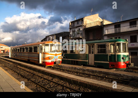 Die Circumetnea Eisenbahn langsam links die Sicilean Städte Catania und Giarre/Riposto durch ein 950-mm-Spur, die rund um den Ätna Vulkan geht. Stockfoto