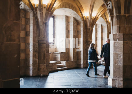 Vianden, Luxemburg - 18. Mai 2019: Menschen zu Fuß im Schloss Vianden, Luxemburg, eines der größten und schönsten feudalen Residenzen der romanischen und Stockfoto