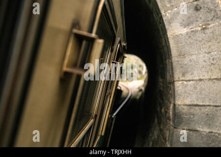 Die Circumetnea Eisenbahn langsam links die Sicilean Städte Catania und Giarre/Riposto durch ein 950-mm-Spur, die rund um den Ätna Vulkan geht. Stockfoto