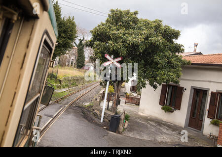 Die Circumetnea Eisenbahn langsam links die Sicilean Städte Catania und Giarre/Riposto durch ein 950-mm-Spur, die rund um den Ätna Vulkan geht. Stockfoto