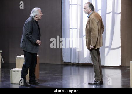 Compromis UN Appartement presque vide. Deux amis qui se connaissent depuis plus de trente ans. Stockfoto