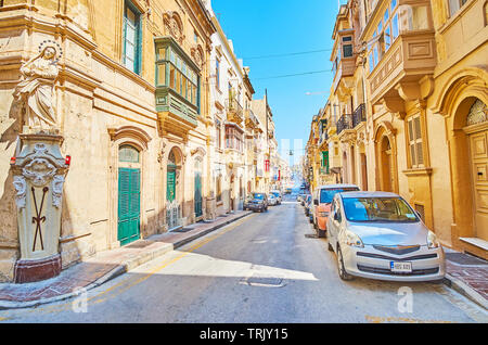 SENGLEA, MALTA - 19. JUNI 2018: Victoria Street mit Stein Bauten und Wand Statue der Schmerzhaften Muttergottes, die am 19. Juni in Senglea. Stockfoto