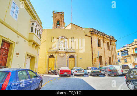 SENGLEA, MALTA - 19. Juni 2018: Die mittelalterliche St. Philip Kirche ist mit Wand statue eingerichtet, geschnitzte Dekore einen hohen steinernen Glockenturm, die am 19. Juni in Sen Stockfoto