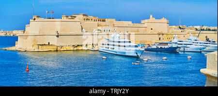 Panorama von Fort St. Angelo mit hohen Stadtmauern und Luxusyachten, in Vittoriosa Marina im Vordergrund, Portomaso, Malta festgemacht. Stockfoto