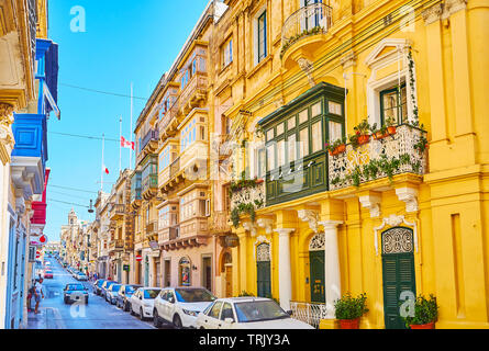 SENGLEA, MALTA - 19. Juni 2018: Das schöne Herrenhaus mit traditionellen Holzmöbeln, Balkon, durch kleinere Terrassen mit lacelike Handläufe und Fluss umgeben Stockfoto