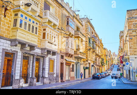 SENGLEA, MALTA - 19. Juni 2018: Die alten dichten Gebäuden in der Victoria Street, in der Mitte der oberen Stadt, die am 19. Juni in Senglea. Stockfoto