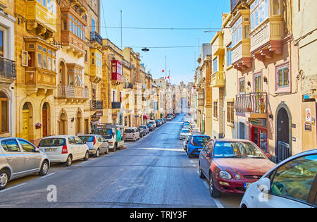 SENGLEA, MALTA - 19. JUNI 2018: Victoria Street ist gutes Beispiel für maltesische Architektur ist es mit niedrigen Gebäuden gesäumt, dekoriert mit Holzmöbeln balconie Stockfoto