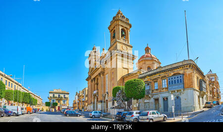 SENGLEA, MALTA - 19. JUNI 2018: Panorama mit den wichtigsten Wahrzeichen von Victoria Street - die Kirche der Geburt der Jungfrau Maria (Maria Bambina), die am 19. Juni Stockfoto