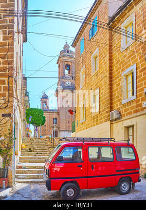 SENGLEA, MALTA - 19. JUNI 2018: Der retro Mini Bus ist in engen hügeligen Straße der Stadt geparkt, die am 19. Juni in Senglea. Stockfoto