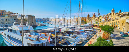 Panorama der luxuy günstig Yachten entlang der Küste von Vittoriosa Marina, zwischen der mittelalterlichen befestigten Städte Birgu, Senglea, Malta eingeklemmt. Stockfoto