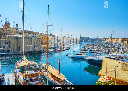 Die großen, luxuriösen Yachten und kleine Motorboote sind an der Vittoriosa Marina, gelegen zwischen Birgu, Senglea mittelalterliche befestigte Städte, Malta günstig Stockfoto