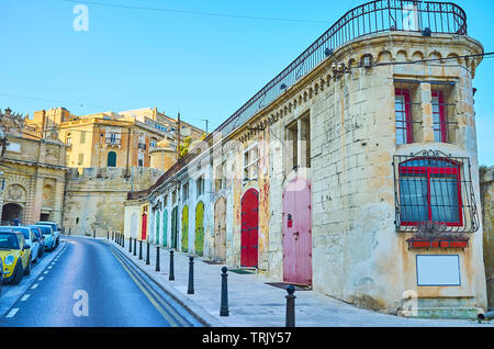 Die Linie der alten Lagerhäuser in Liesse Straße mit bunten Holztüren, heutzutage sind diese Objekte als Speicher dienen, kleinen Cafés, Werkstätten, Valletta, M Stockfoto