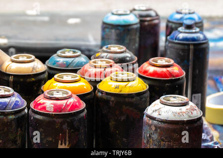 Gebrauchte Dosen Lacksprays in verschiedenen Farben Stockfoto