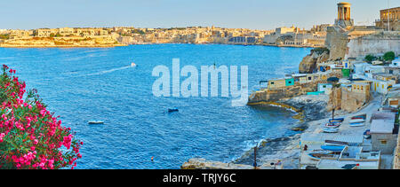 Panorama der malerischen Grand Harbour mit Blick auf Kalkara Stadt, Fort St. Angelo von Birgu, Belagerung Bell War Memorial, St Christopher Bastion und sm Stockfoto