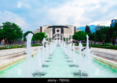 SOFIA, Bulgarien - 1 Juni, 2019: Brunnen vor dem Nationalen Kulturpalast auf Sommer Tag mit Menschen zu Fuß Stockfoto