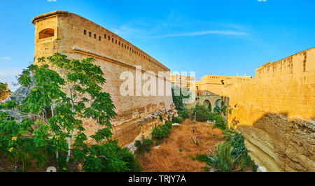 Die tiefen Graben vor der Bastionen und Mauern der mittelalterlichen Fort St. Elmo, Valletta, Malta Stockfoto