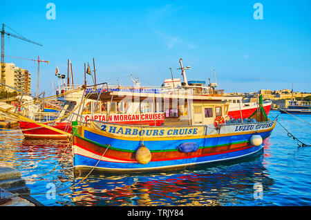 SLIEMA, MALTA - 19. Juni 2018: Die bunten Boote am Ufer des Resort günstig und verschiedene Ausflüge rund um Valletta zu den Touristen bieten und Stockfoto