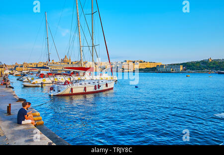 SLIEMA, MALTA - 19. Juni 2018: Die Linie von Segelyachten, in den nördlichen Hafen mit Blick auf den mittelalterlichen Valletta und die Insel Manoel auf Hintergrund festgemacht, o Stockfoto