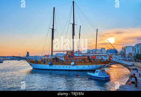 SLIEMA, MALTA - 19. JUNI 2018: Beobachten Sie den Sonnenuntergang über dem Hafen, von modernen Wohn- und touristischen Viertel umgeben, die Schiffe und Yachten sind Stockfoto