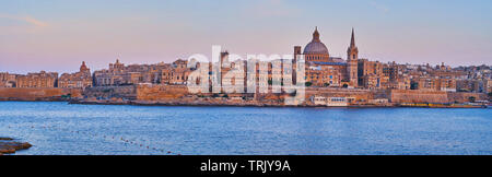 Der Panoramablick auf die Skyline von mittelalterlichen Valletta und die lila Gewässern des nördlichen Hafen vom Tigne Point Halbinsel von Sliema, Malta genießen Stockfoto