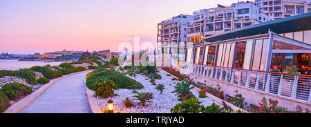 SLIEMA, MALTA - 19. JUNI 2018: Erkunden Tigne Point Halbinsel mit ihren modernen architektonischen Komplex, einschließlich Hotels, Restaurants, Cafés und Einkaufsmöglichkeiten m Stockfoto