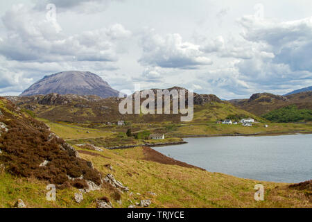 Scottish Highland Landschaft mit Bergen über Loch Torridon und isolierten Bauernhäusern unter goldenen Heide und Gräser Stockfoto