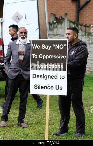 Birmingham, Großbritannien - Freitag, 7. Juni 2019 - die Demonstranten in der Nähe des Anderton Park Primary School in Birmingham in einem Protest gegen die keine Außenseiter Bildung Programm - ein hohes Gericht einstweilige Verfügung in Kraft ist, Demonstranten direkt außerhalb der Schule zu verhindern. Credit: Steven Mai/Alamy leben Nachrichten Stockfoto