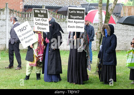 Birmingham, Großbritannien - Freitag, 7. Juni 2019 - die Demonstranten in der Nähe des Anderton Park Primary School in Birmingham in einem Protest gegen die keine Außenseiter Bildung Programm - ein hohes Gericht einstweilige Verfügung in Kraft ist, Demonstranten direkt außerhalb der Schule zu verhindern. Credit: Steven Mai/Alamy leben Nachrichten Stockfoto