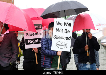 Birmingham, Großbritannien - Freitag, 7. Juni 2019 - die Demonstranten in der Nähe des Anderton Park Primary School in Birmingham in einem Protest gegen die keine Außenseiter Bildung Programm - ein hohes Gericht einstweilige Verfügung in Kraft ist, Demonstranten direkt außerhalb der Schule zu verhindern. Credit: Steven Mai/Alamy leben Nachrichten Stockfoto