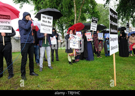 Birmingham, Großbritannien - Freitag, 7. Juni 2019 - die Demonstranten Gesang in der Nähe der Anderton Park Primary School in Birmingham in einem Protest gegen die keine Außenseiter Bildung Programm - ein hohes Gericht einstweilige Verfügung in Kraft ist, Demonstranten direkt außerhalb der Schule zu verhindern. Credit: Steven Mai/Alamy leben Nachrichten Stockfoto