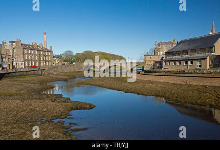 Stadt Wick in Caithness Schottland mit Gebäuden neben den Fluss und die Brücke und Blauer Himmel in ruhigem Wasser wider Stockfoto