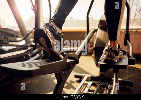 In der Nähe von Sportsman Füßen joggen an der Turnhalle auf Cardio Trainer Stockfoto