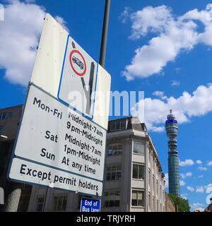 London, Großbritannien - 6. Juni 2019: Mehrere Anweisungen für Verkehrsteilnehmer in Central London. Stockfoto
