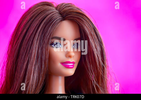 Tambow, Russische Föderation - November 27, 2018 Portrait von Barbie Puppe mit braunen Haaren. Rosa Hintergrund. Close-up. Stockfoto