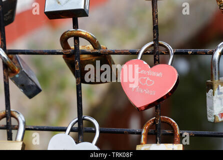 Vasteras, Schweden - 20. Mai 2017: Close-up der Liebe Vorhängeschlösser an eine Brücke Handlauf in der Innenstadt. Stockfoto