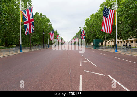 Sehen Sie die Mall in Richtung Buckingham Palace der Tag des Anti-Trumpf-Demonstrationen. Polizei cordons hielt den Bereich frei von Demonstranten. Stockfoto