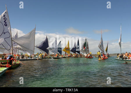 Eine Show von Kerzen und Farben auf den Riffen. - Strand von Porto de Galinhas - Pernambuco - Brasilien. Stockfoto