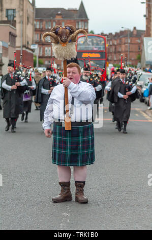 Glasgow, Schottland, Großbritannien. 7. Juni 2019. Der Führer der Prozession der Schafe Heid tragen am jährlichen Govan Messe, die in diesem Jahr auf dem 263Rd Jubiläum feiert. Credit: Skully/Alamy leben Nachrichten Stockfoto