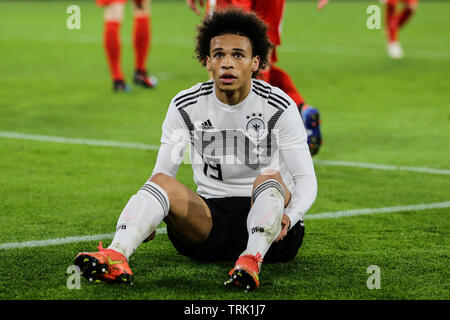 Wolfsburg, Deutschland, 20. März 2019: Deutscher Fußballspieler Leroy Sané auf dem Boden nach einem Foul beim internationalen Fußball-Spiel Deutschland gegen Serbien. Stockfoto