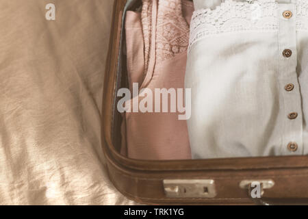 Traveler's Tasche mit Kleidung, Accessoires und Reisepass, Reisen und Urlaub Konzept öffnen Stockfoto