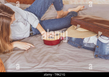 Sommer Reisen und Urlaub Konzept. Junge Frau packen Koffer zu Hause Stockfoto
