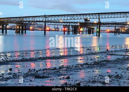Nachtleben in der Themse, London, England Stockfoto