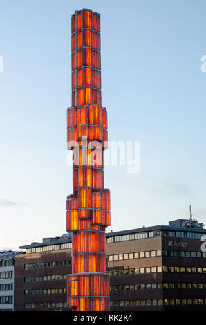 Stockholm, Schweden, 20. Januar 2018. Der Obelisk im Sergel's Square im Zentrum von Stockholm, beleuchtet mit roten Farben dieser frühen Abend Stockfoto