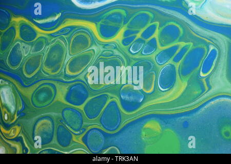 Nahaufnahme eines abstrakten Malerei, Acryl Gießen hat viele Zellen und ist in den Farben Blau, Grün, Gelb und Weiß. Stockfoto