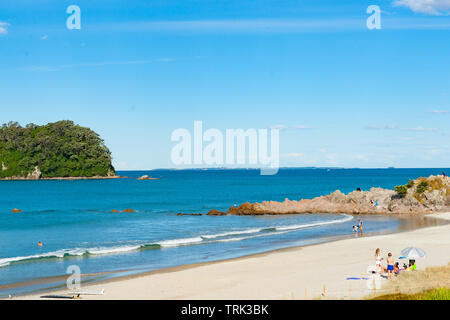 TAURANGA NEUSEELAND - 23. Januar 2012; Volk auf dem Berg Meer - Strand mit Outlook über blauen Pazifischen Ozean bis zum Horizont Stockfoto