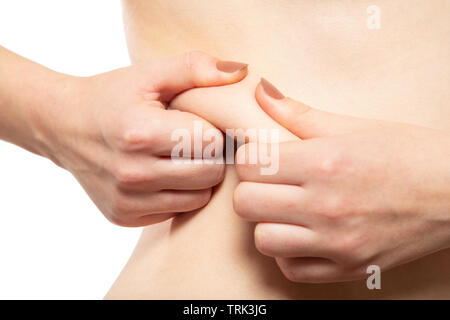 Punch überdimensionale weibliche Gesäß mit Cellulite auf weißem Hintergrund Stockfoto