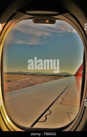 Panoramablick auf das Luftbild von Rimini, von der Innenseite der Skyup Flug. Ukraine Airline. Im Vordergrund der Flügel, im Hintergrund der Adria. Stockfoto